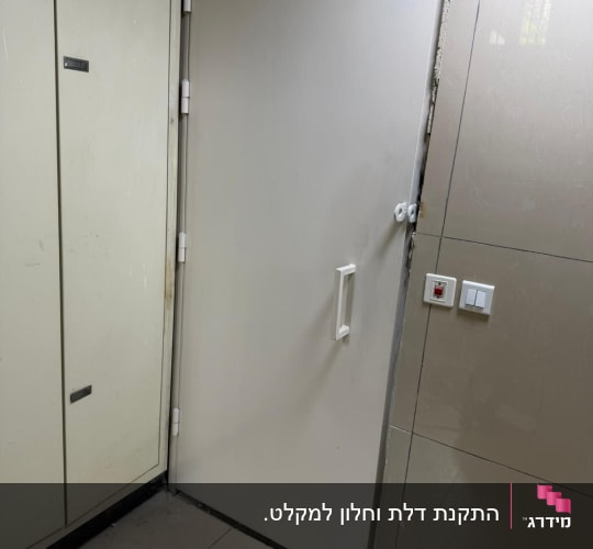 דלת מתכת עם ידית בחדר פנימי